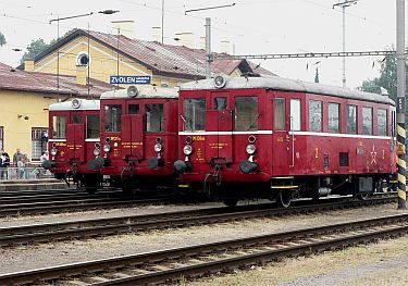 �stotridsa�jednotky� sa predstavuj� publiku